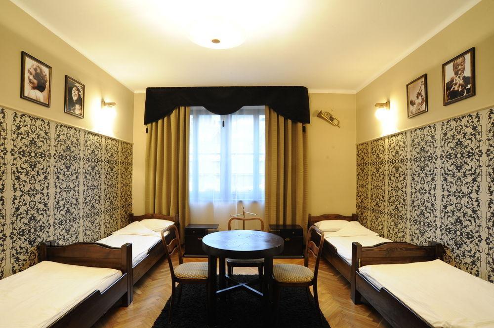 Deco Hostel *