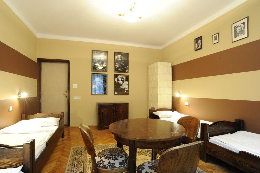 Deco Hostel *