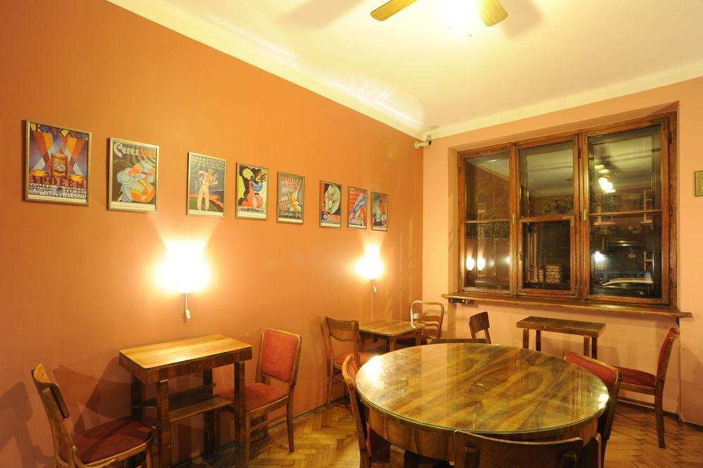 Deco Hostel *
