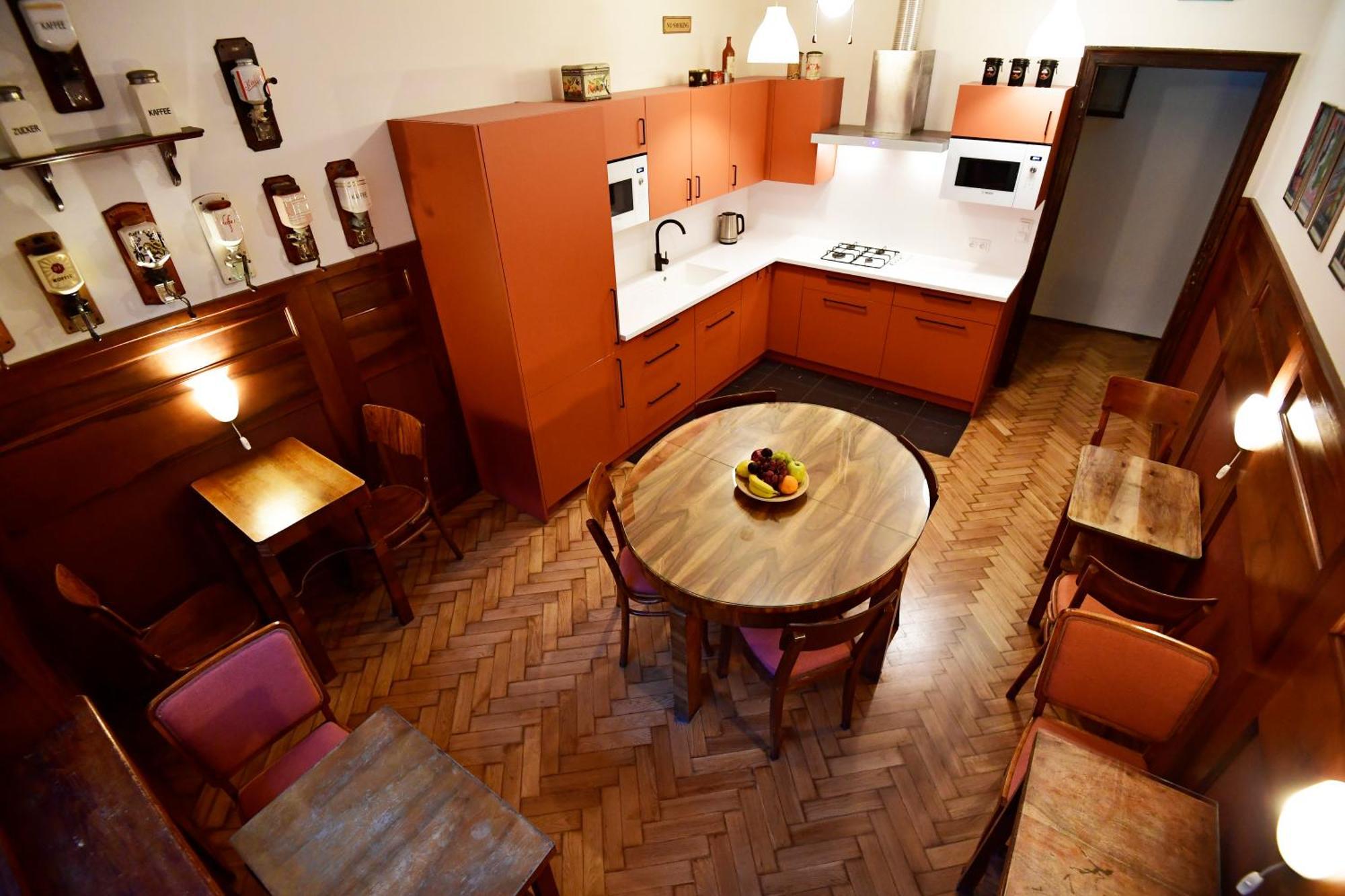 Deco Ostello *